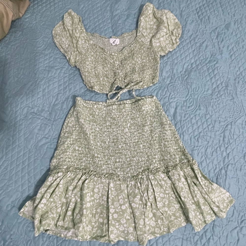 Green 2-piece super cute set!